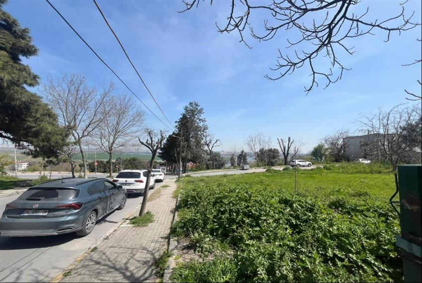 FİRUZKÖY’DE MERKEZİ LOKASYONDA KİRALIK KÖŞE ARSA